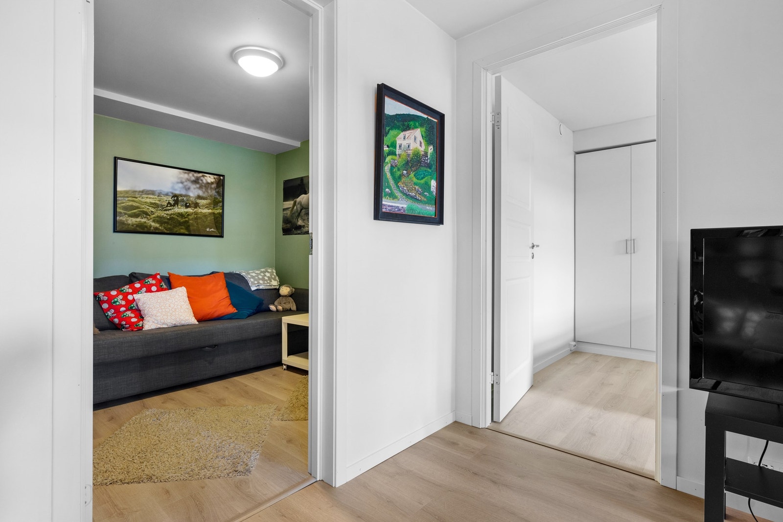 Med ingang fra stuen er det et rom som fører til leilighetens badeværelse. Galleribilde