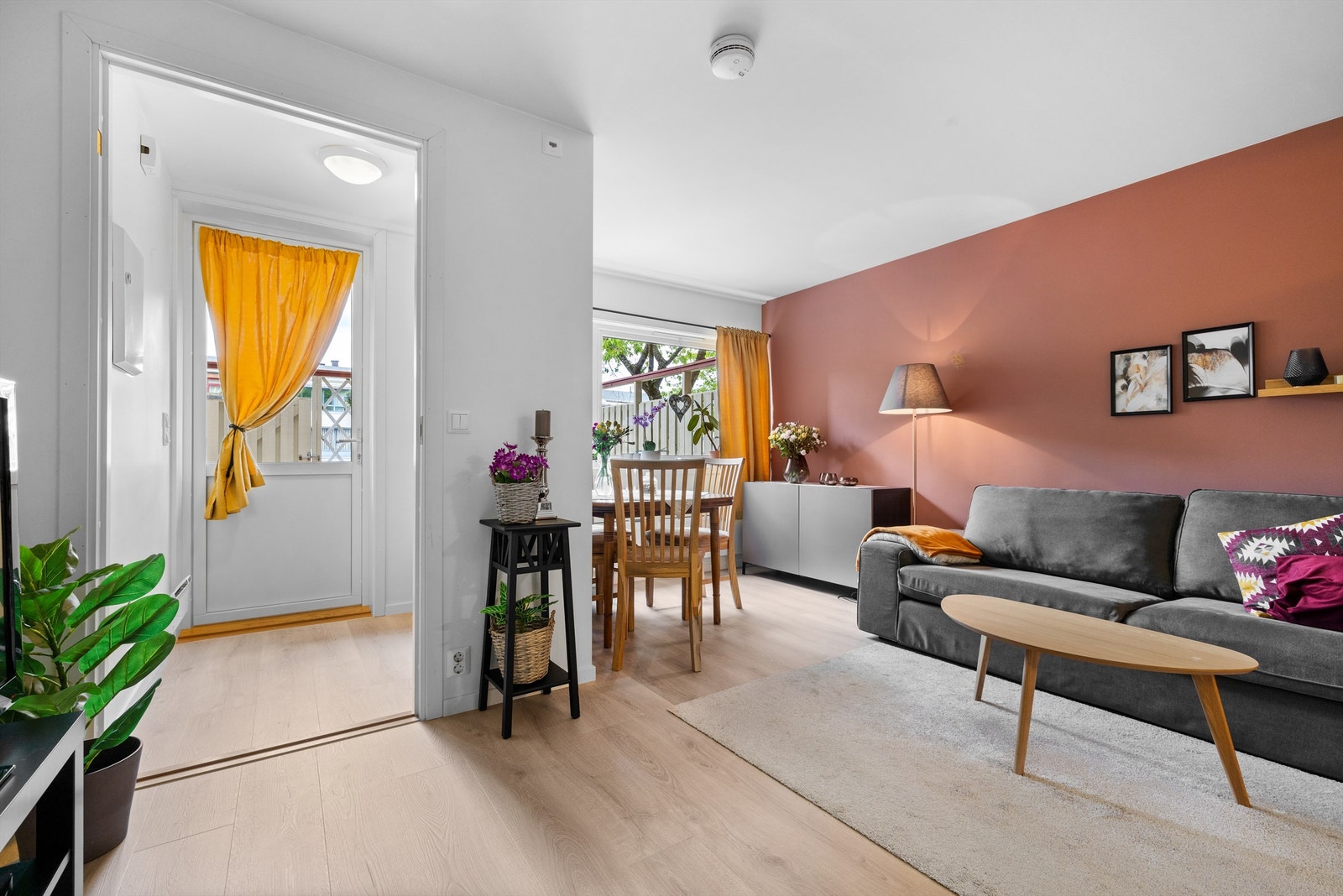 Tiltalende og romslig stue med store vinduer som gir fint naturlig lys. Galleribilde