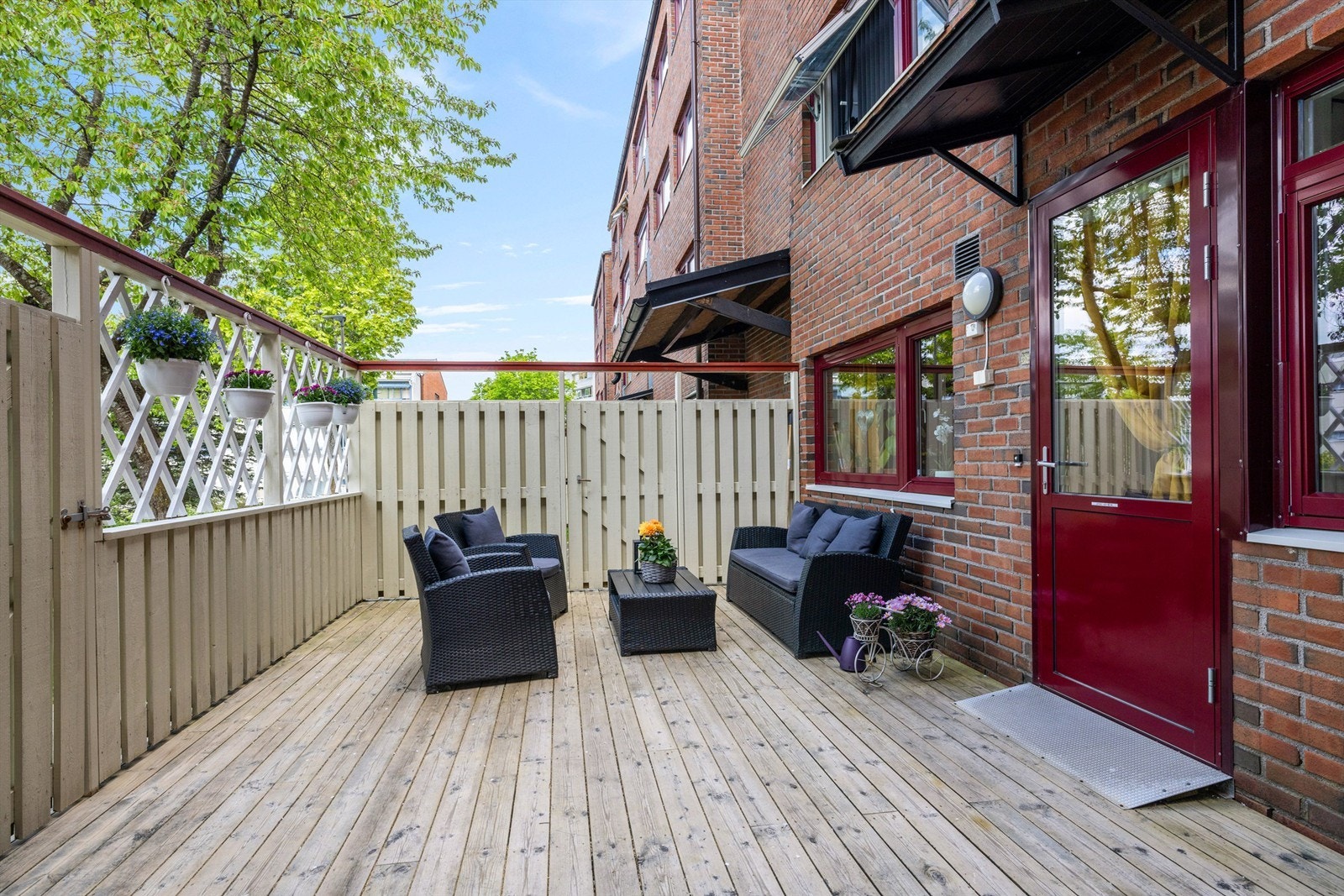 Stor terrasse med rikelig av plass til det man skulle ønske av ute møblement. Galleribilde