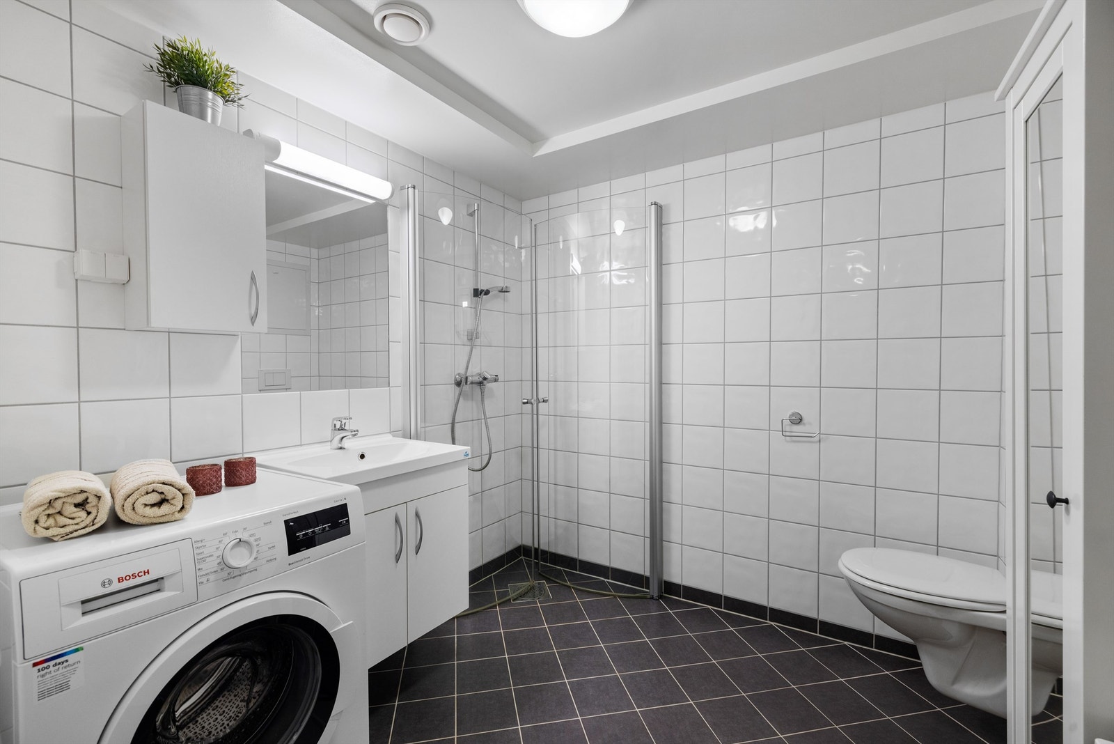 Pent flislagt bad med moderne innredning samt varmekabler i gulv. Galleribilde
