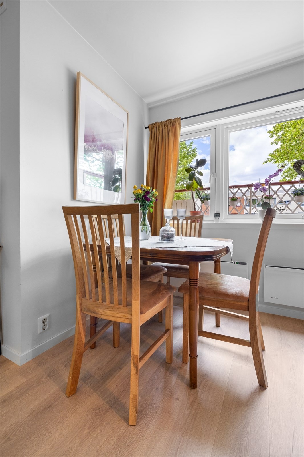Innbydende spiseplass ved de store vinduene, skaper en atmosfære av en egen liten spisestue. Perfekt for hyggelige måltider og sosiale sammenkomster. Galleribilde