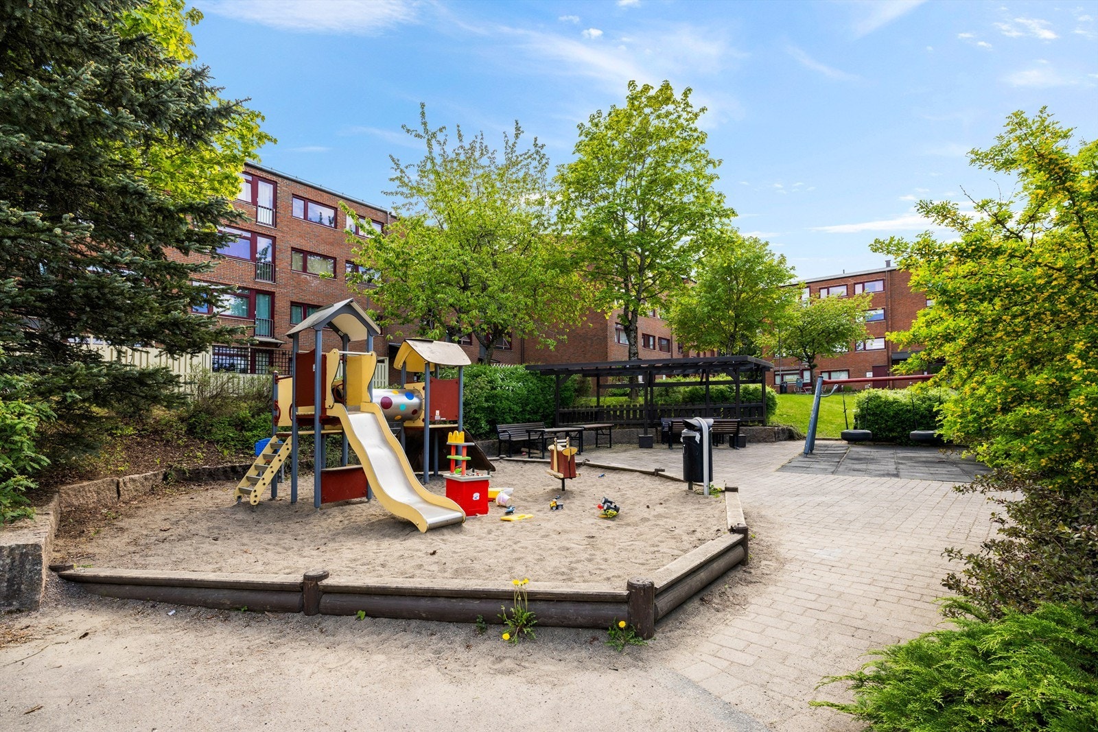 Boligen ligger i et rolig og barnevennlig område med kort vei til marka. Galleribilde