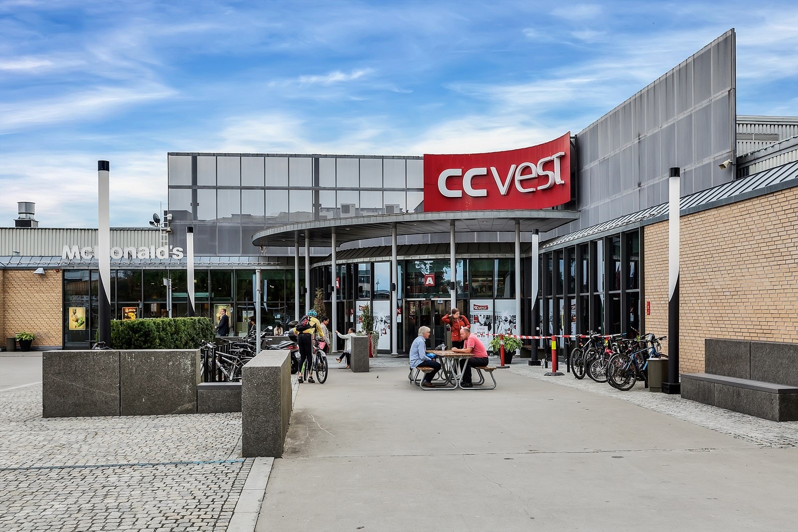 For et utvidet servicetilbud er det kort vei til kjøpesenter som CC-vest på Lilleaker og Røa Senter Galleribilde