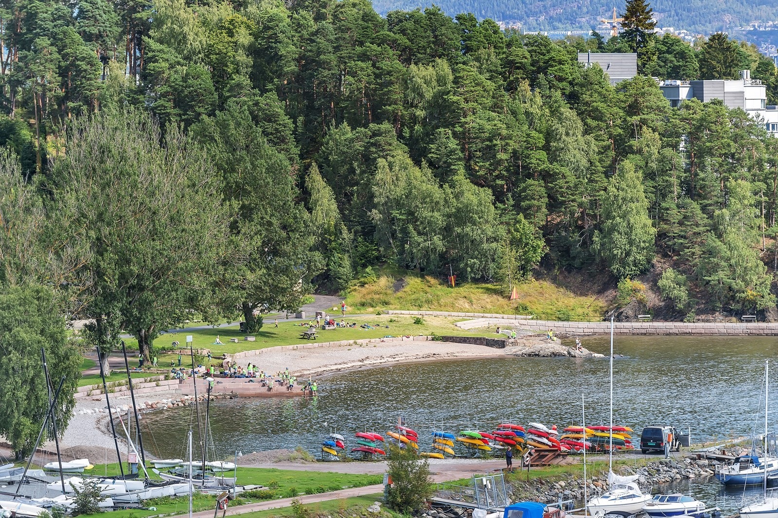 Sollerud badestrand og idylliske Vækerøparken ligger kun er kort kjøretur unna Galleribilde