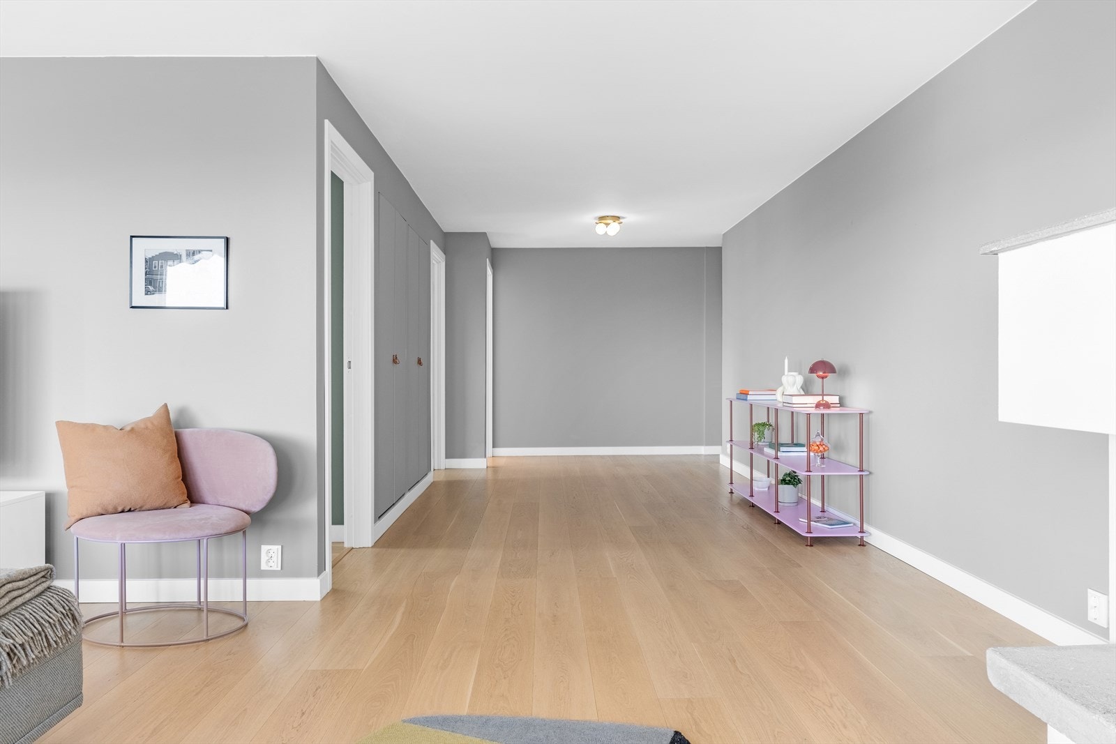 Videre fra stuen er det en romslig hall med mulighet for oppsett av langbord eller annet ønsket møblement Galleribilde