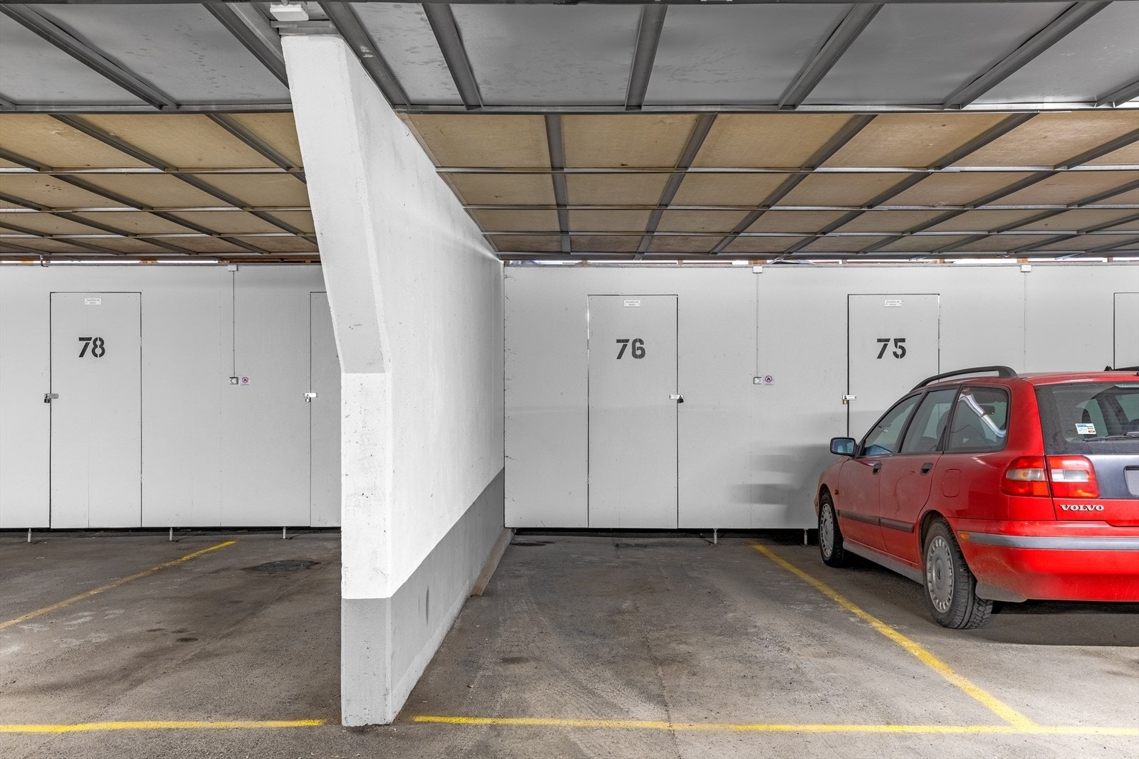 Leiligheten disponerer en garasjeplass (nr. 76) i lukket anlegg i nabobygg, samt en bod på ca. 4 kvm for ekstra oppbevaring Galleribilde