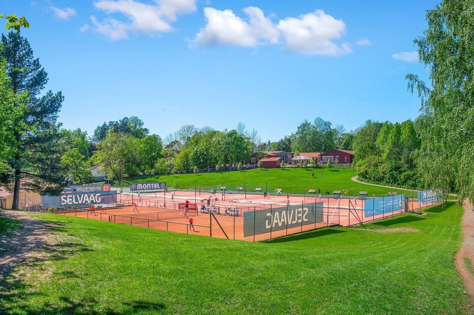 I tillegg er det kort vei til Ullern tennisanlegg samt Ullern Idrettsforening som tilbyr bandy, basketball, fotball, håndball og gymnastikk Galleribilde