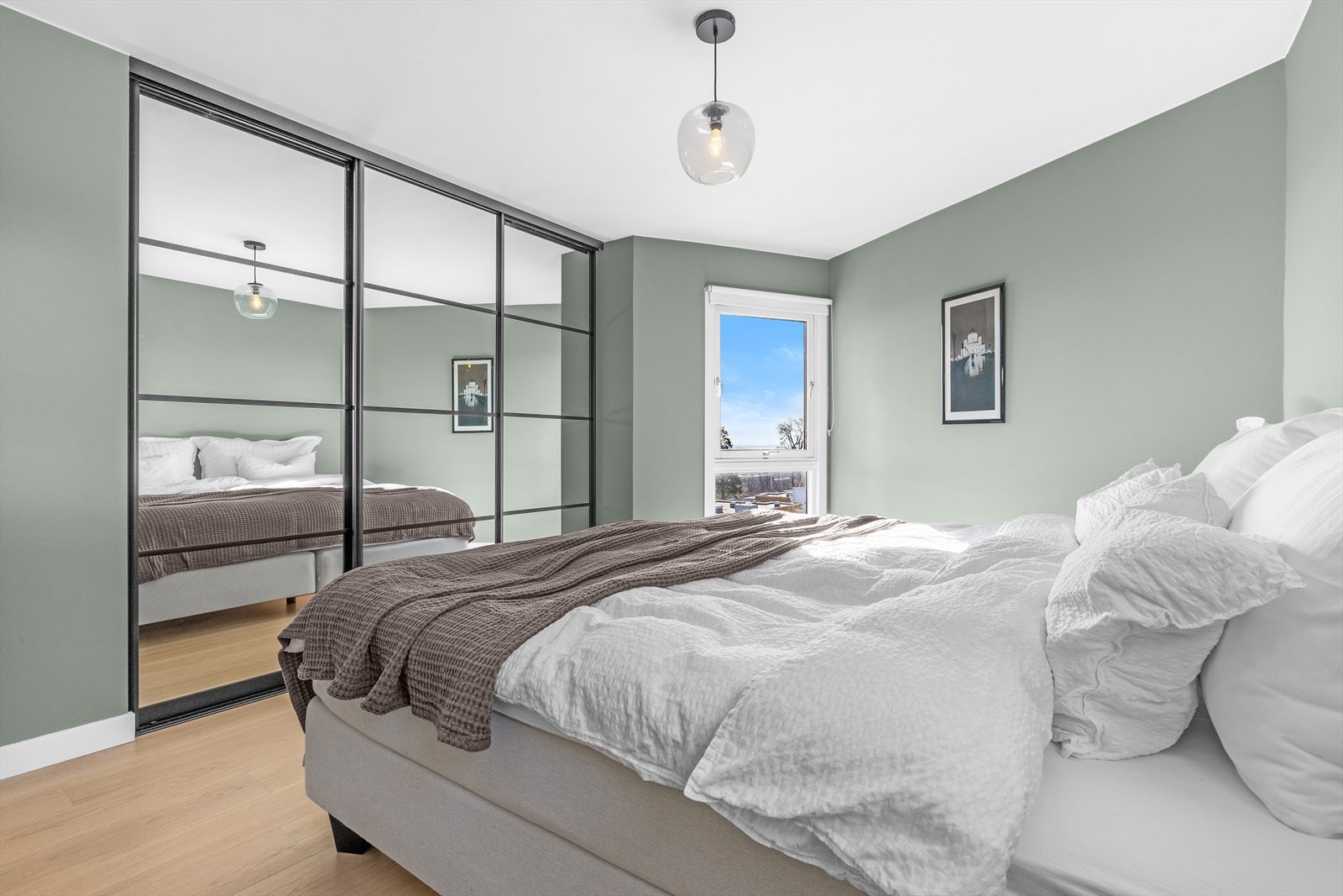 Godt med oppbevaring i skyvedørsgarderobe med speilfronter Galleribilde