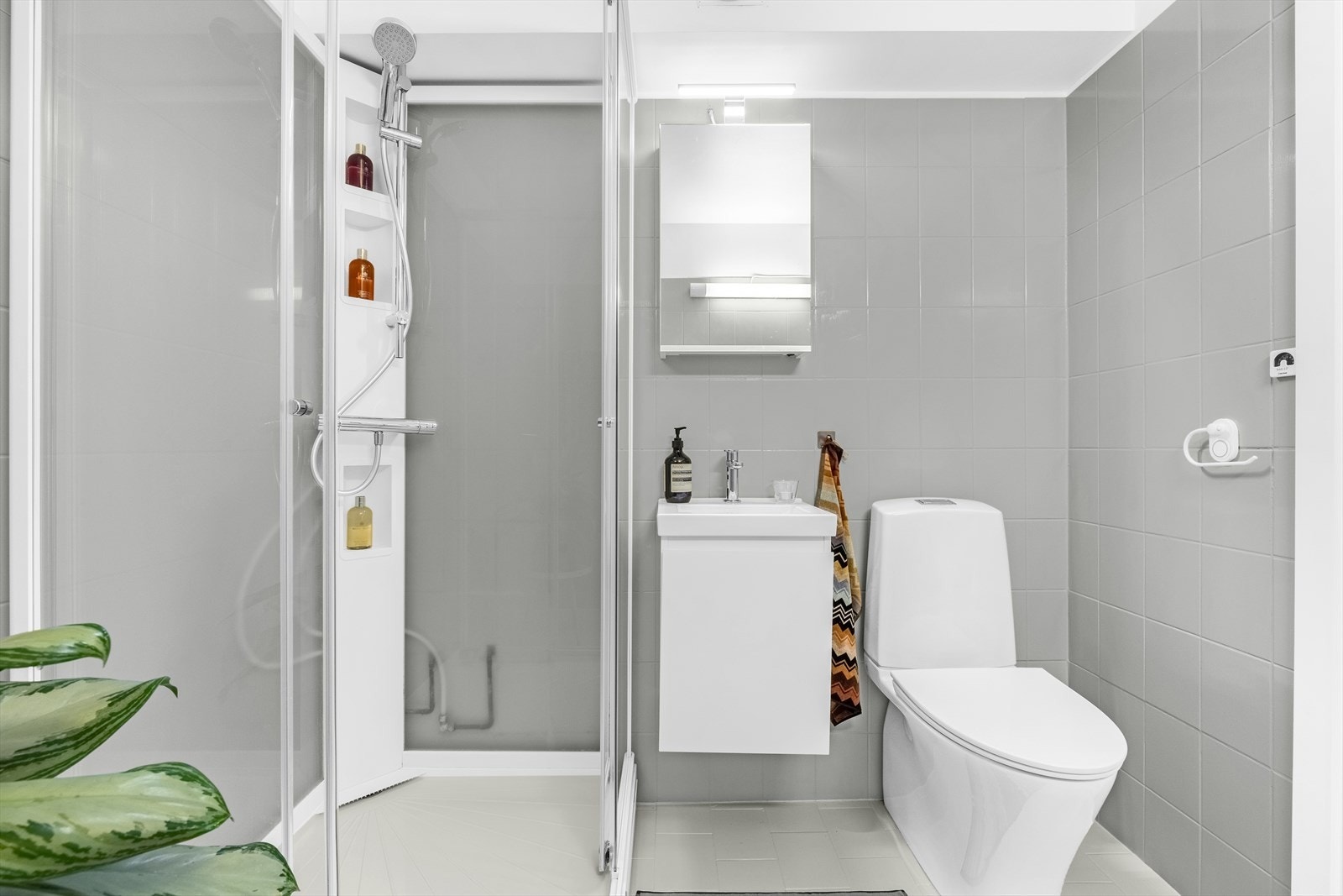Inventaret på badet var nytt i 2018 og flisene fikk et nytt strøk med maling i 2024 Galleribilde