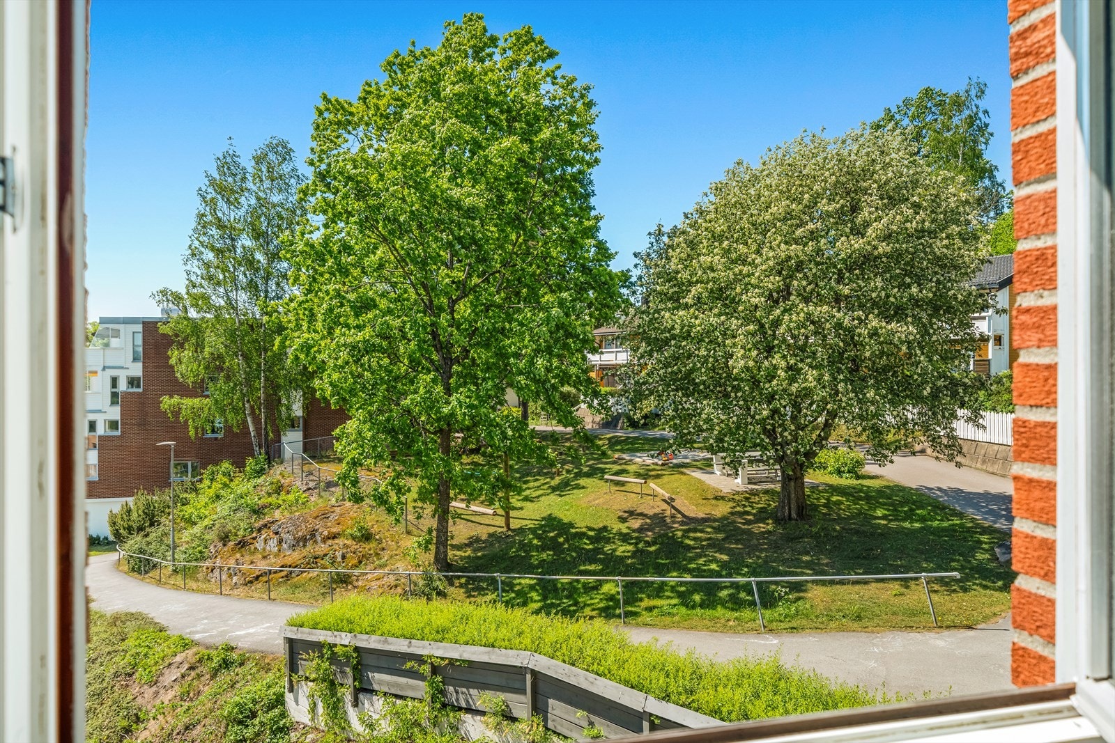 Flott utsyn fra kjøkkenvinduet mot hyggelig lekeplass Galleribilde