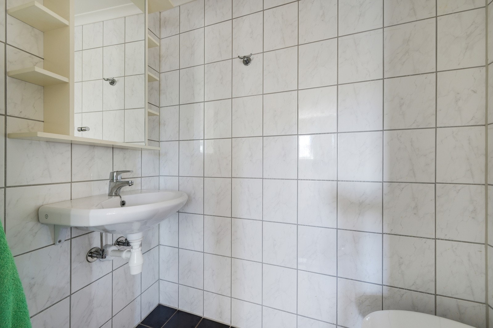 I tilknytning til entréen finner vi et separat toalettrom med veggmontert toalett. Toalettrommet er flislagt og har gulvvarme. Galleribilde