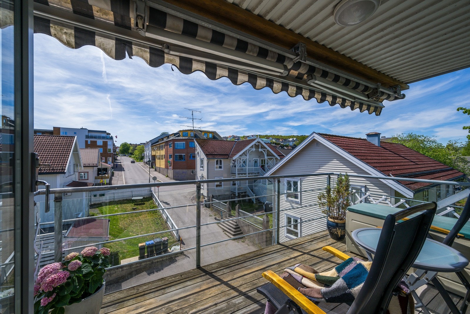 Denne balkongen er også solrik og det er elektrisk markise. Galleribilde