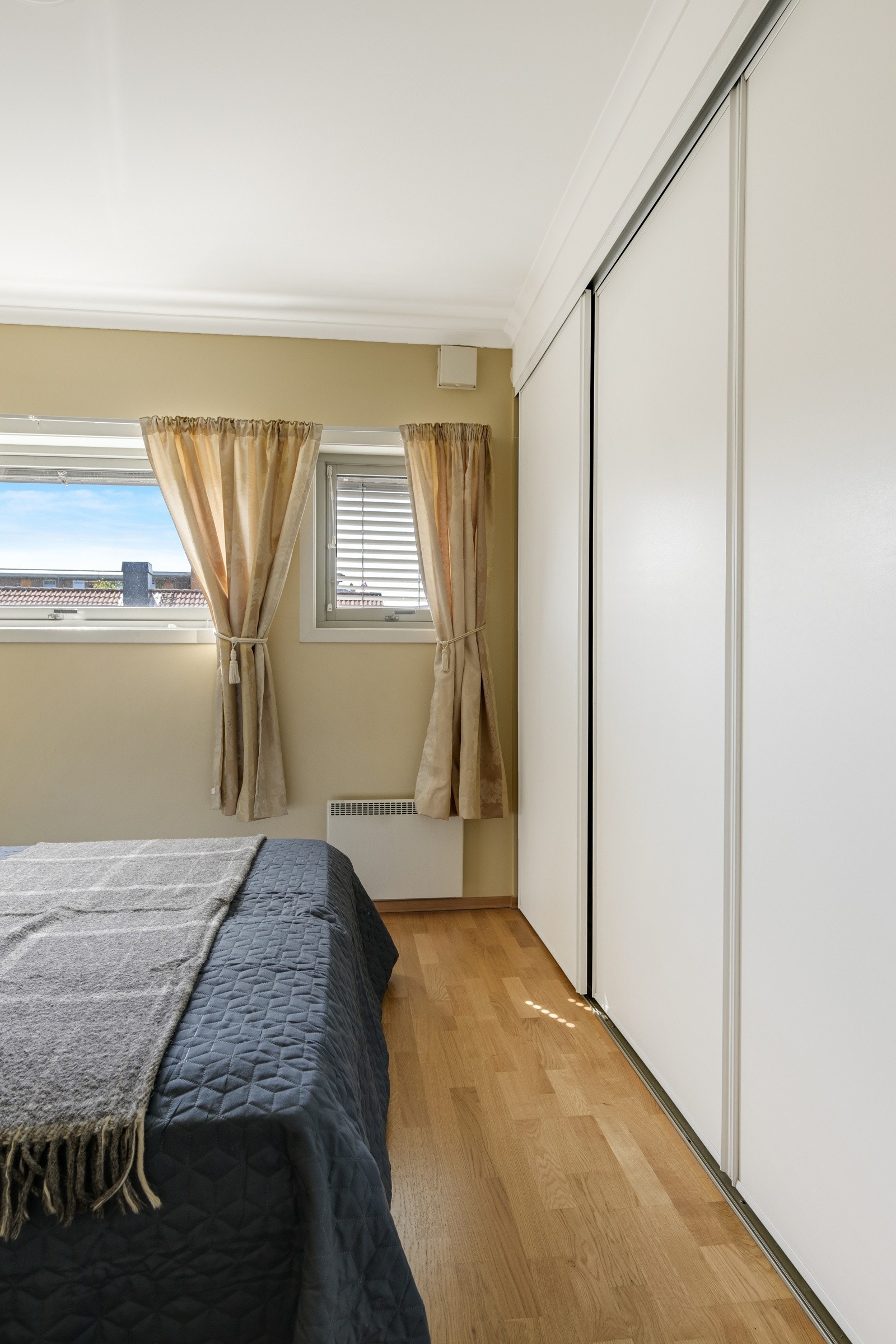 Soverom nr. 1 har skyvedørsgarderobe. Galleribilde