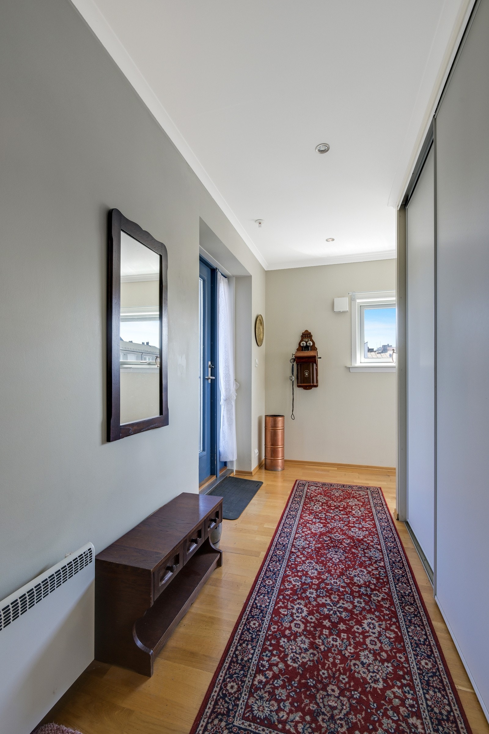 Trivelig entré med skyvedørsgarderobe. Galleribilde