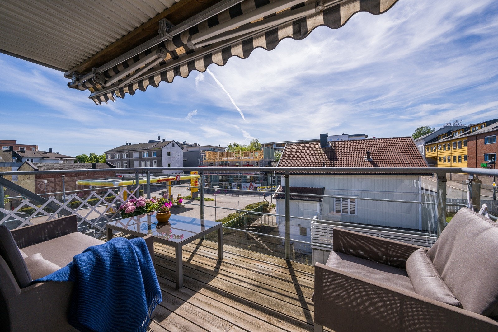 Balkongen er solrik - og her er det montert elektrisk markise. Galleribilde