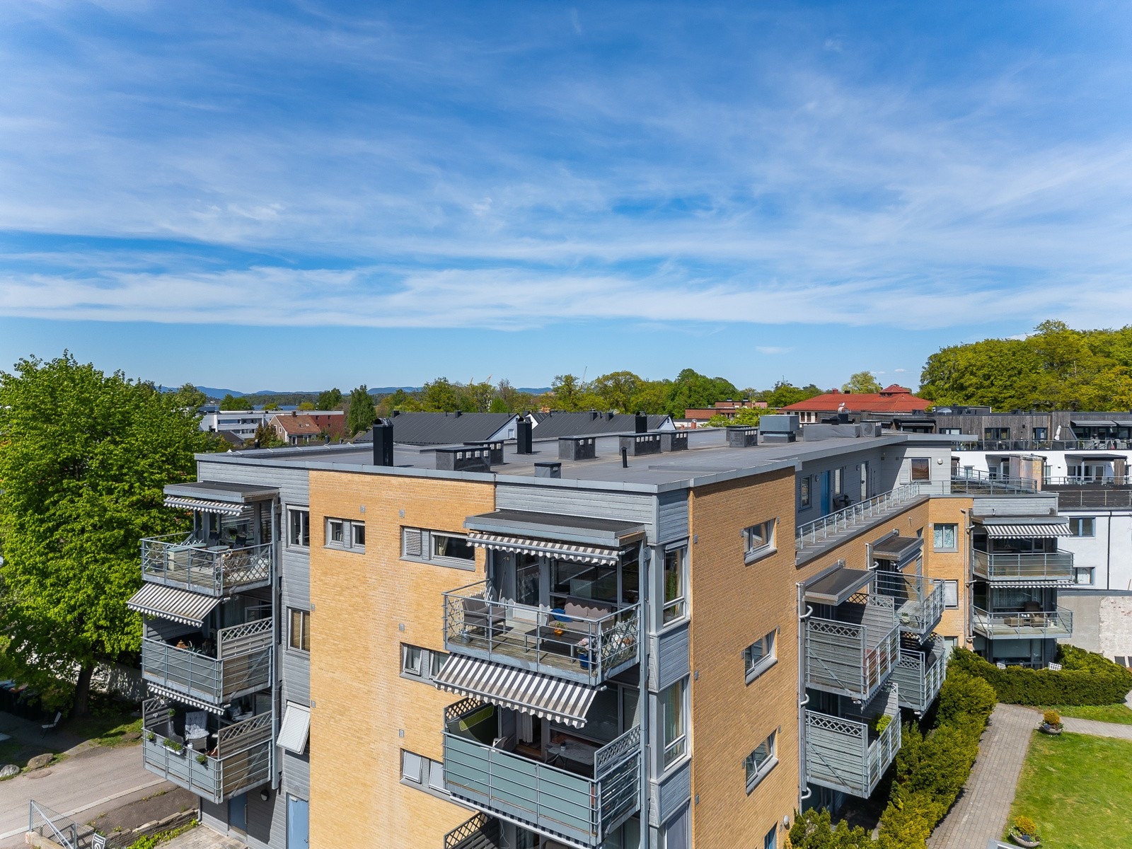 God planløsning med hele 3 soverom, bad, vaskerom og separat toalettrom. I tillegg er det to solrike balkonger. Stue og kjøkken ligger i hver sin sone. Galleribilde