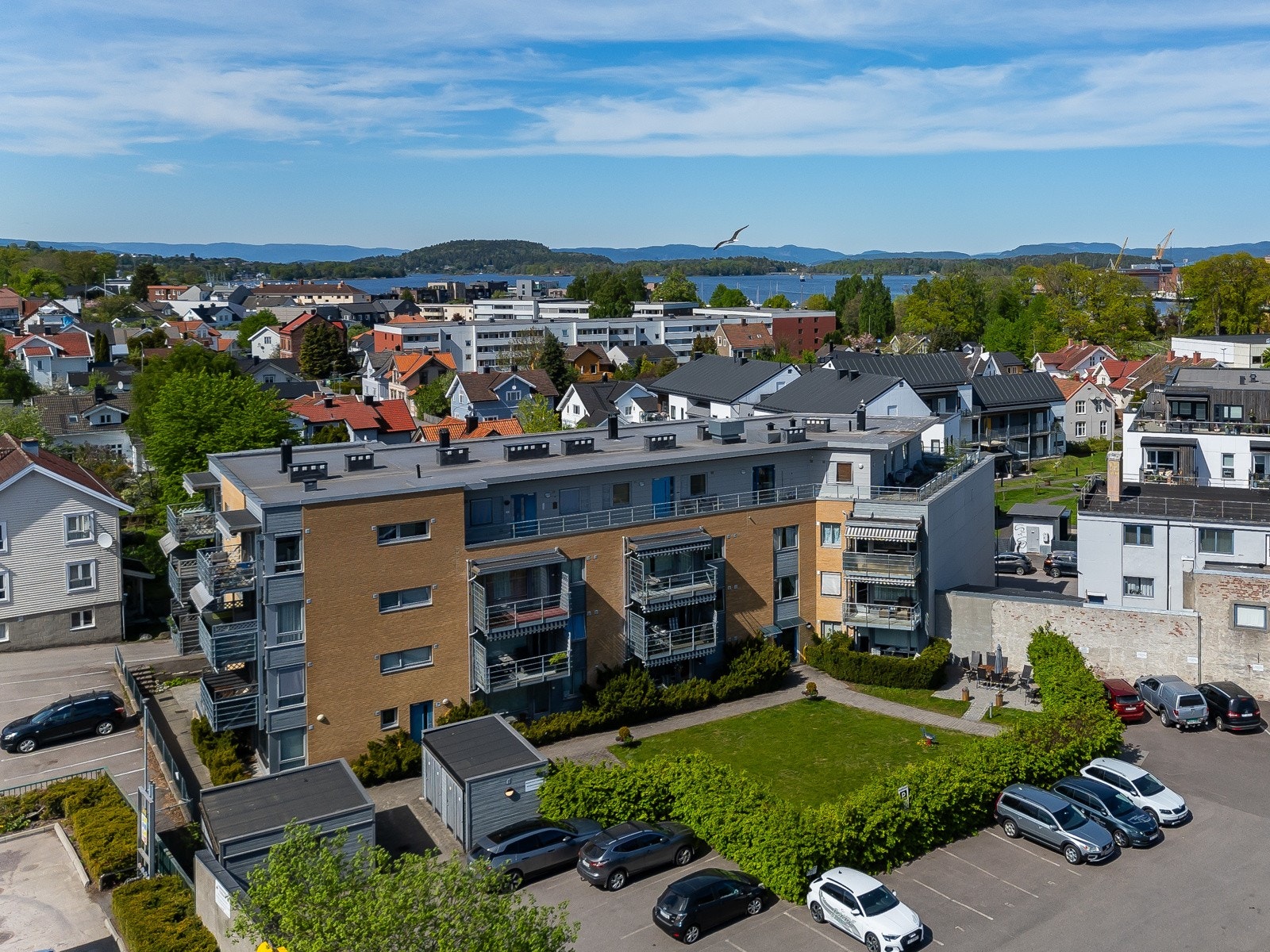 Velkommen til Skomakerhagen borettslag! Hovedinngangsdør - her er det callinganlegg med videofunksjon. Galleribilde