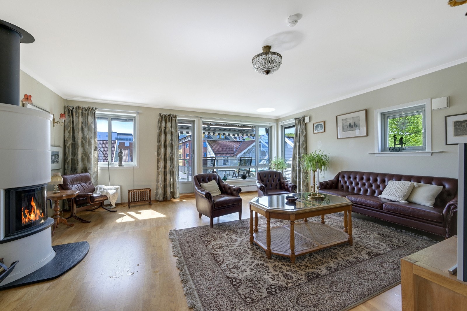 Lys og trivelig stue med god plass for sofa og salongbord. Galleribilde