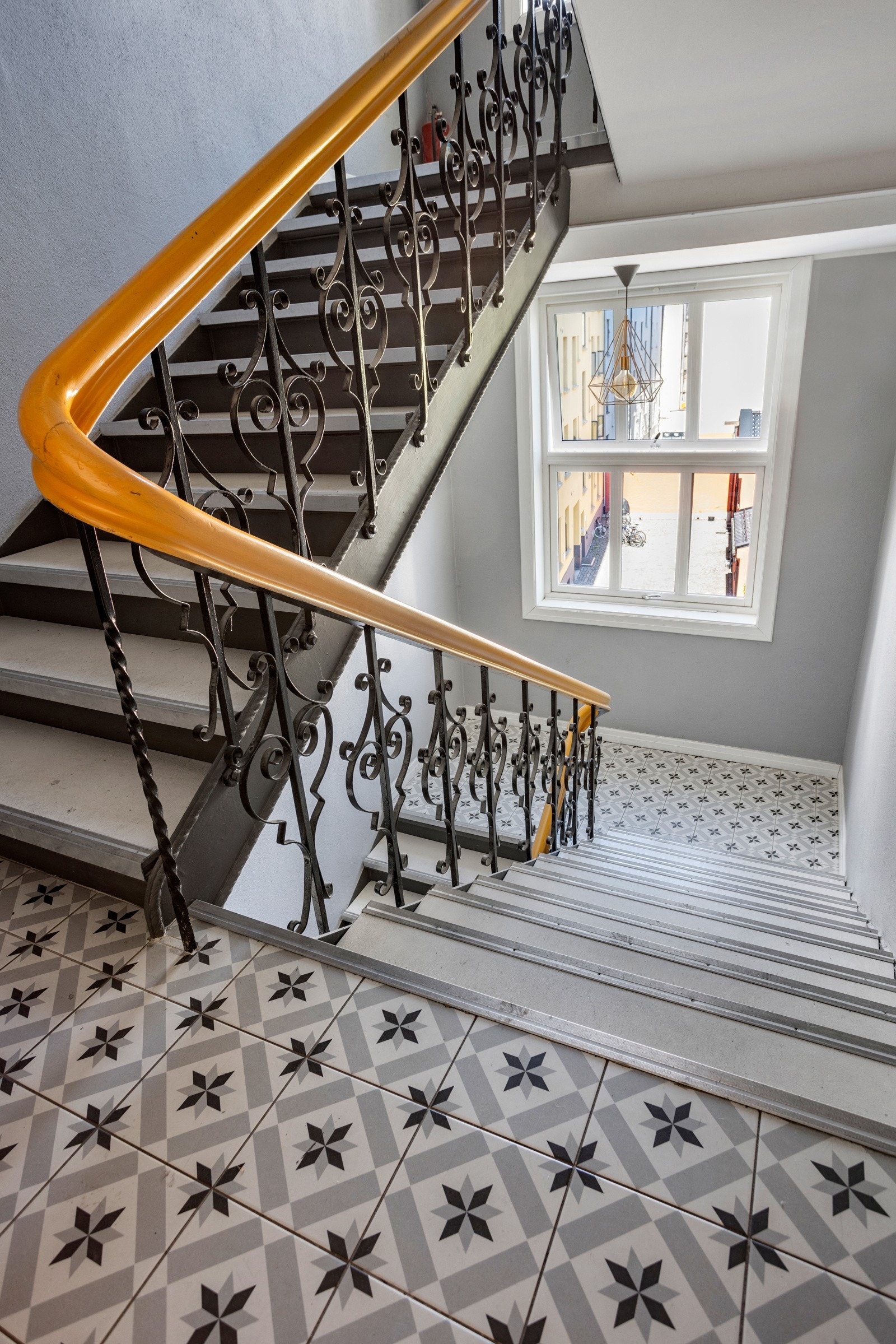 Borettslaget har en hyggelig og pent oppusset trappegang Galleribilde