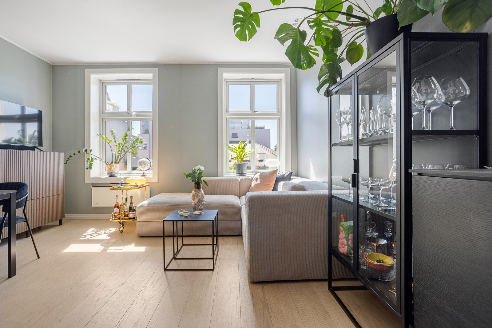 Dette er en lys og luftig leilighet beliggende fritt og rolig til, i byggets fjerde etasje Galleribilde