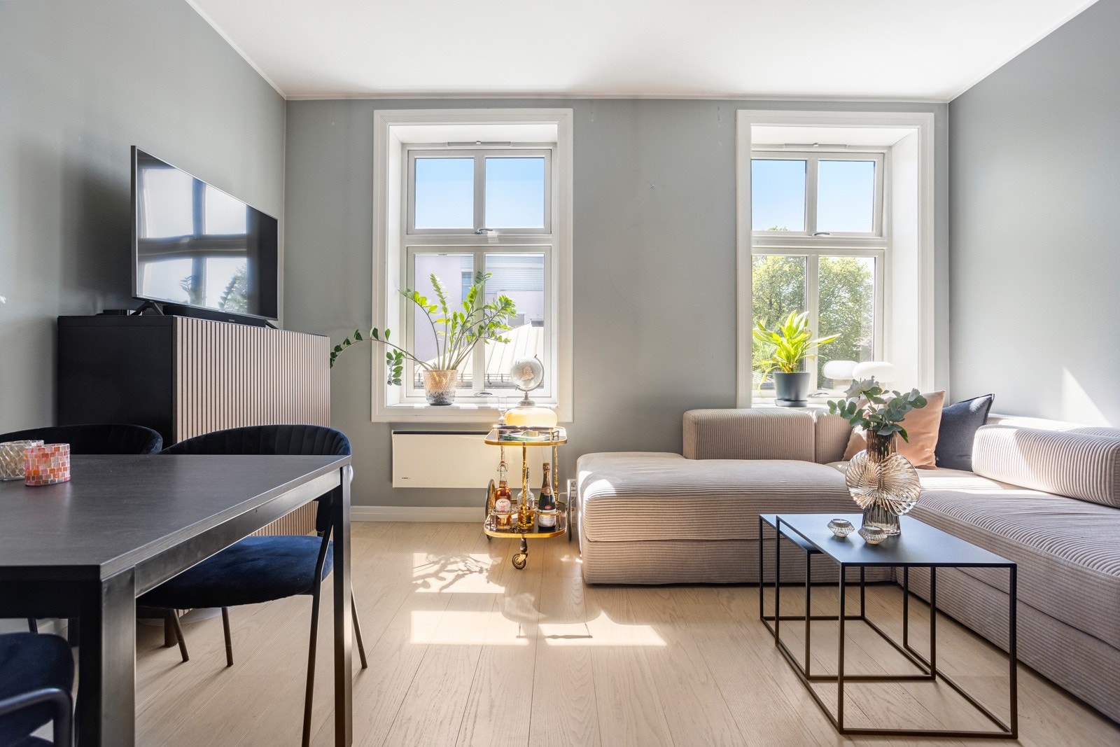 Leiligheten har store, flotte vindusflater som slipper inn rikelig med naturlig sollys Galleribilde