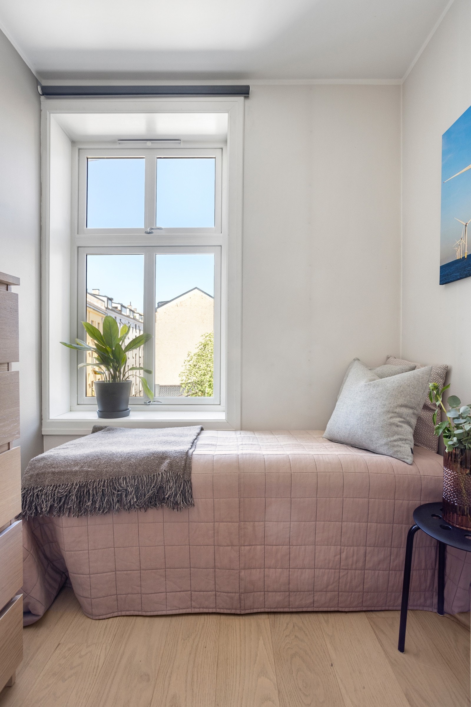 Soverom II vender mot rolig bakgård Galleribilde