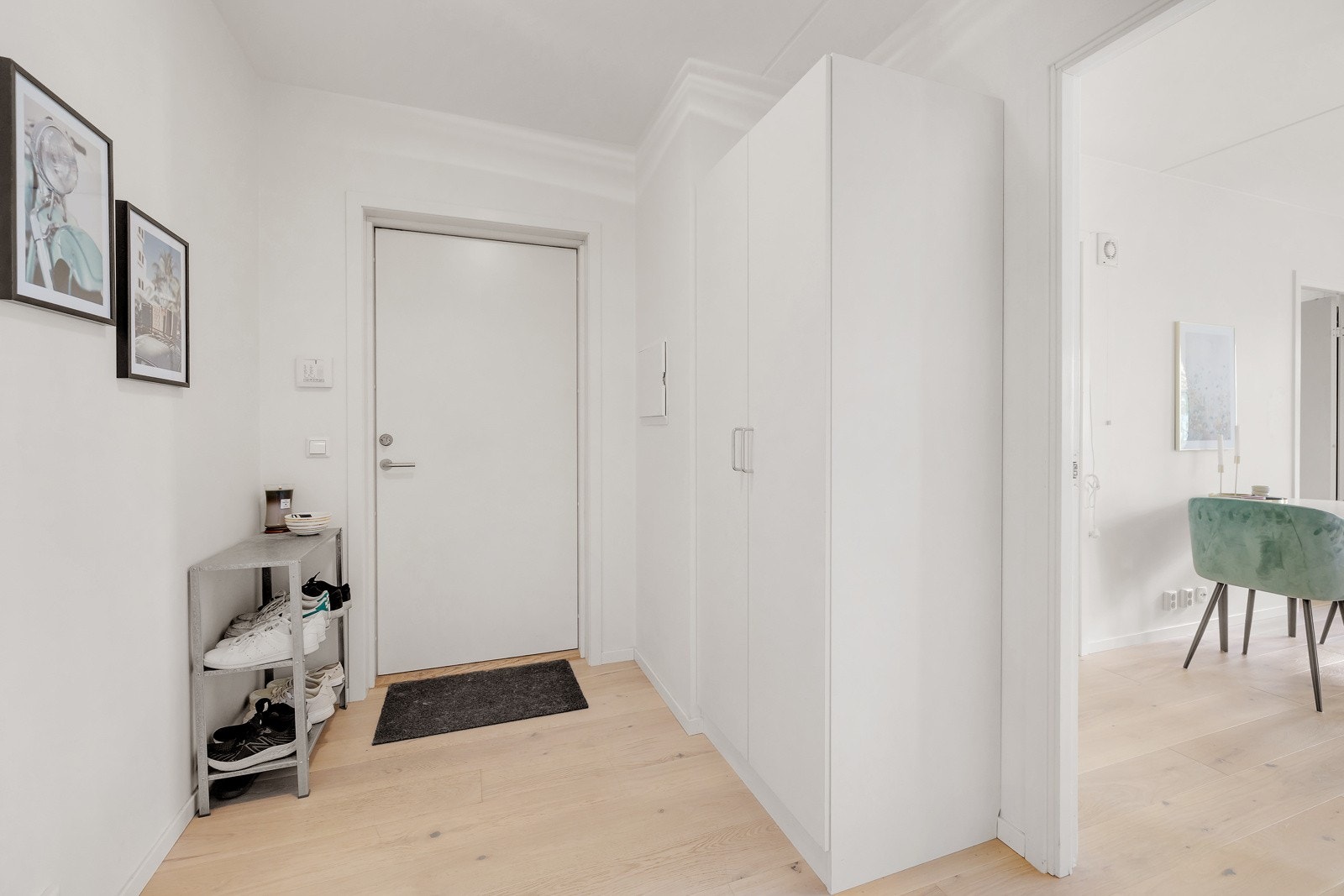 Du ønskes velkommen inn i en lys, innbydende og praktisk entré. Galleribilde