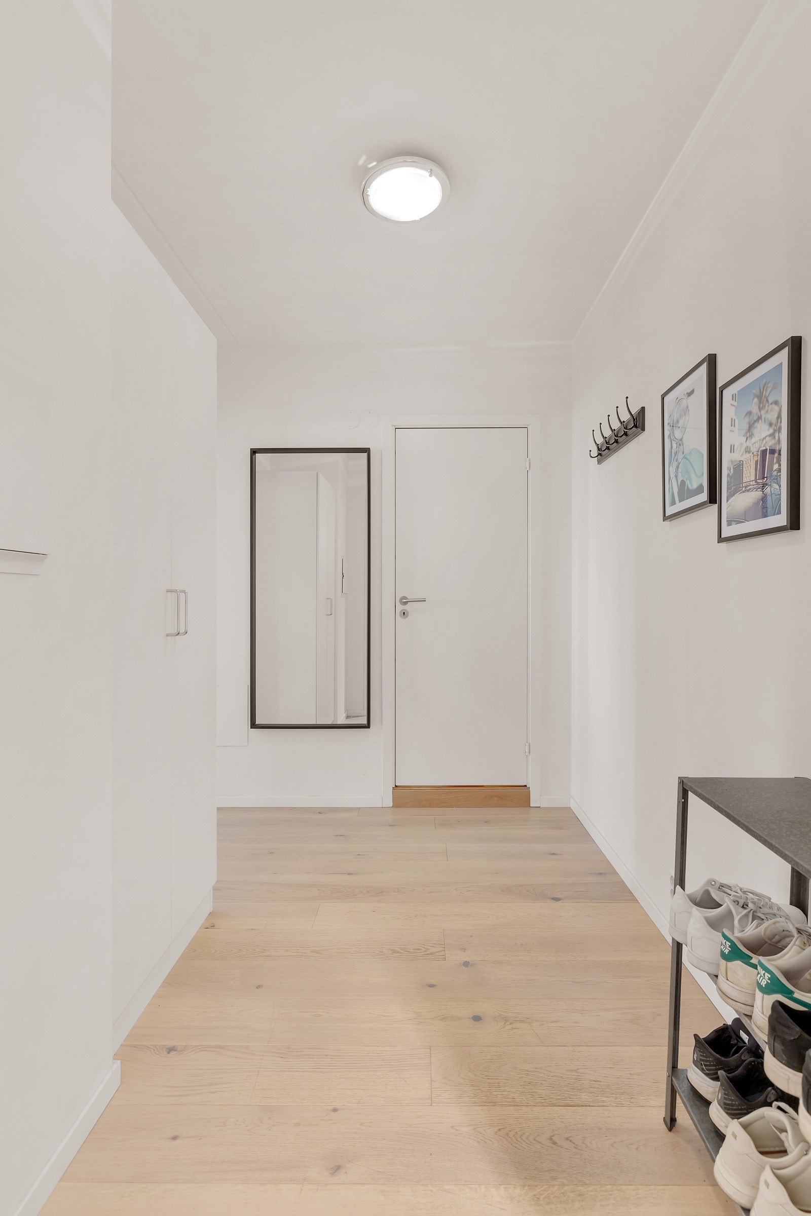 I entréen har du god plass til sko og yttertøy i garderobeskap, samt ytterligere plass til oppheng og skoskap. Galleribilde