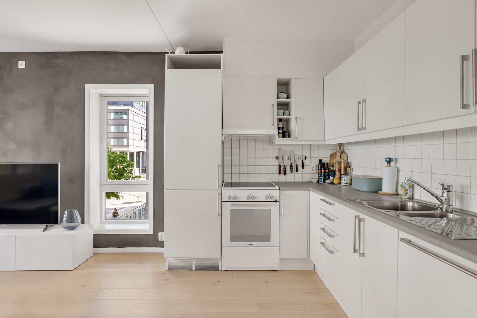 På kjøkkenet har du plass til frittstående hvitevarer som komfyr og kjøleskap med frysedel. Integrert oppvaskmaskin. Galleribilde