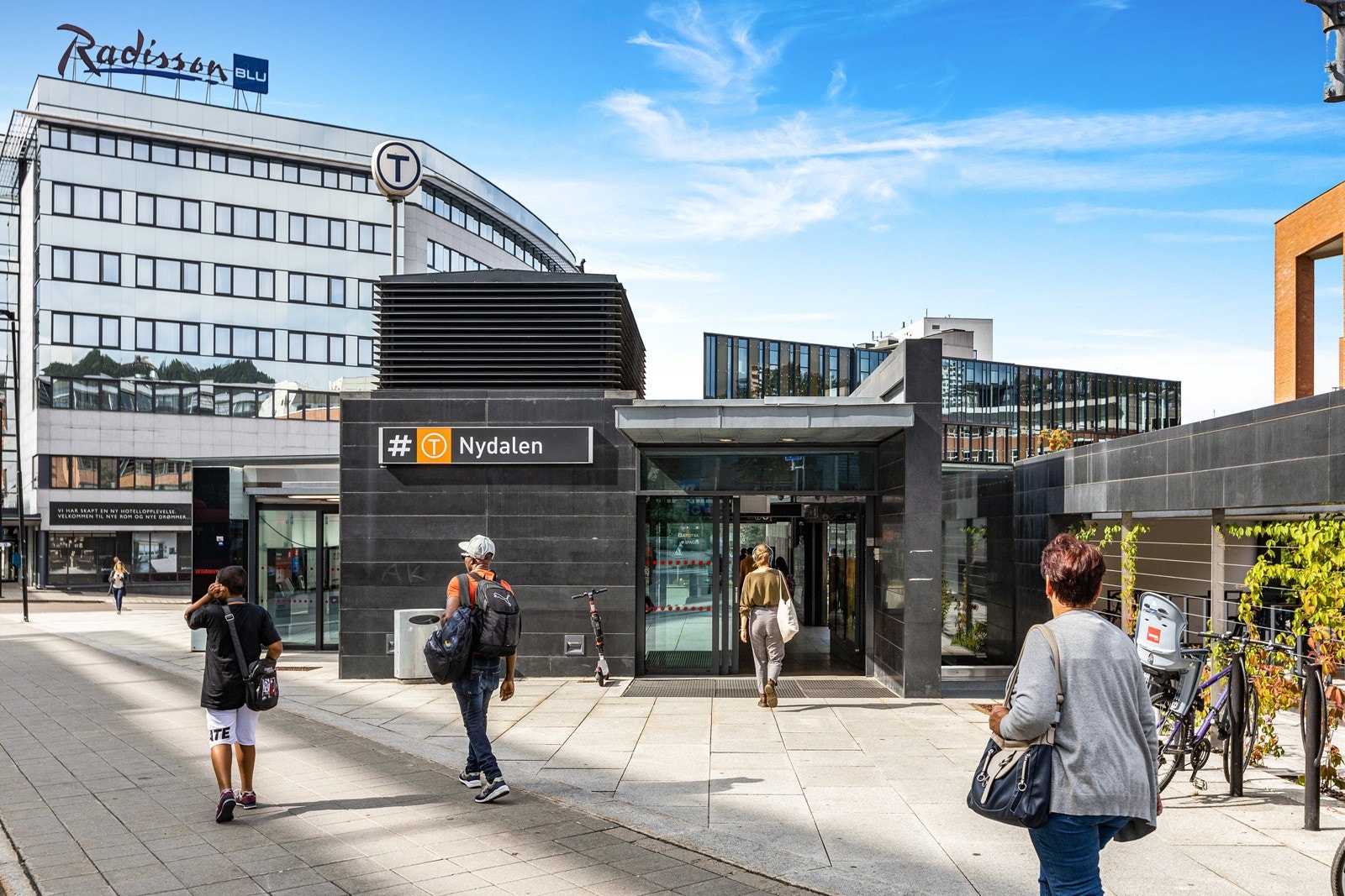 Kort vei til t-bane og bussforbindelser. Galleribilde
