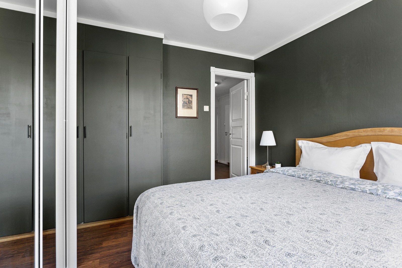 Skyvedørgarderobe i speil, samt praktisk innebygget garderobeskap. Galleribilde