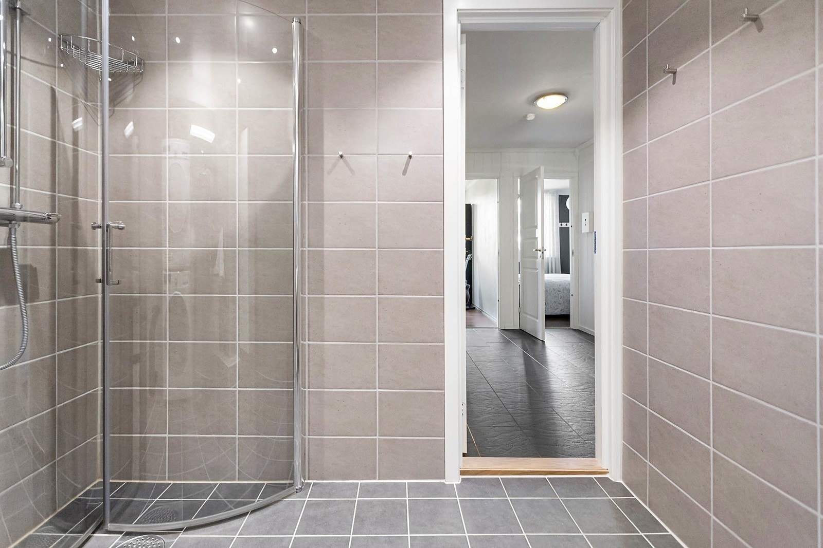 Badet har dusjnisje med innfellbare dusjvegger. Galleribilde