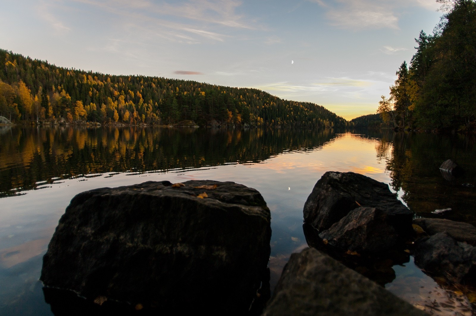 Lutvann på kveldstid sensommer. Galleribilde