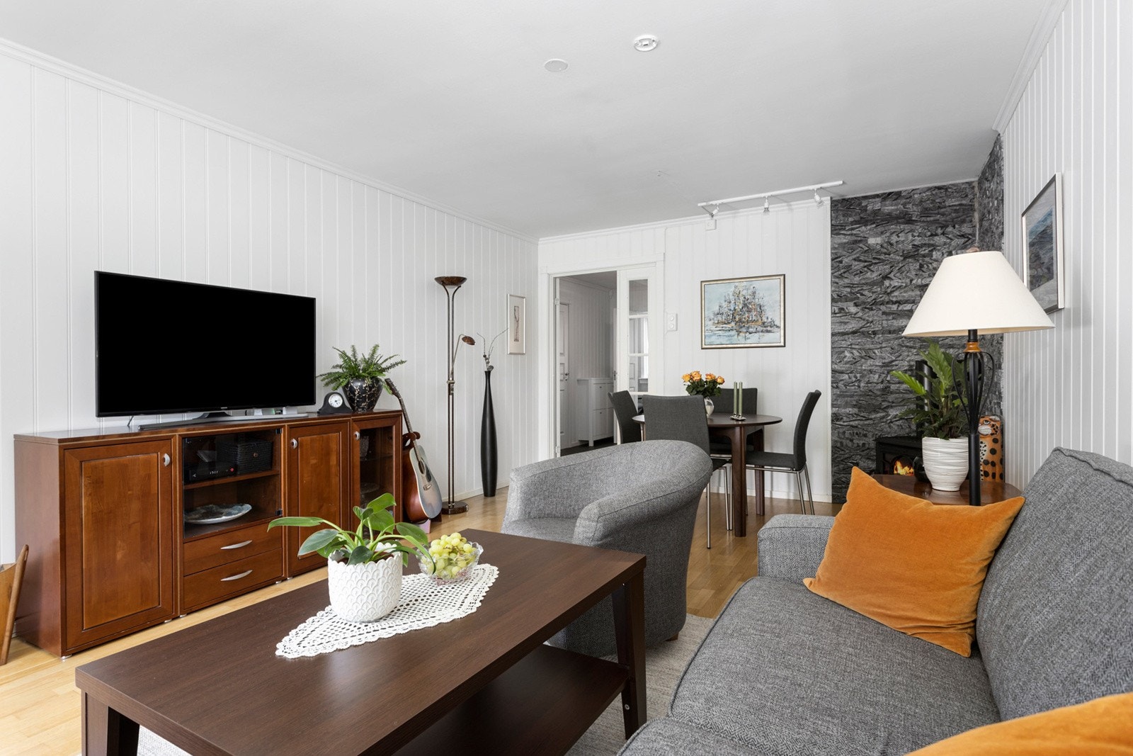 Leiligheten ligger sentralt til på Tveita, rett ved Tveita senter og Tveten gård. Galleribilde