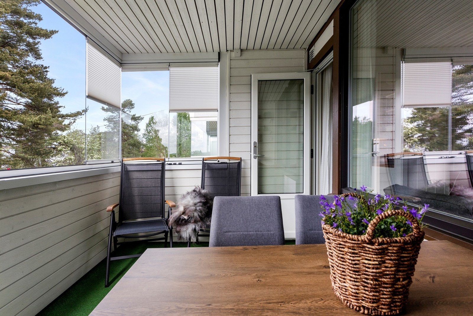Innglassing med regulerbar solskjerming, montert i 2022. Galleribilde