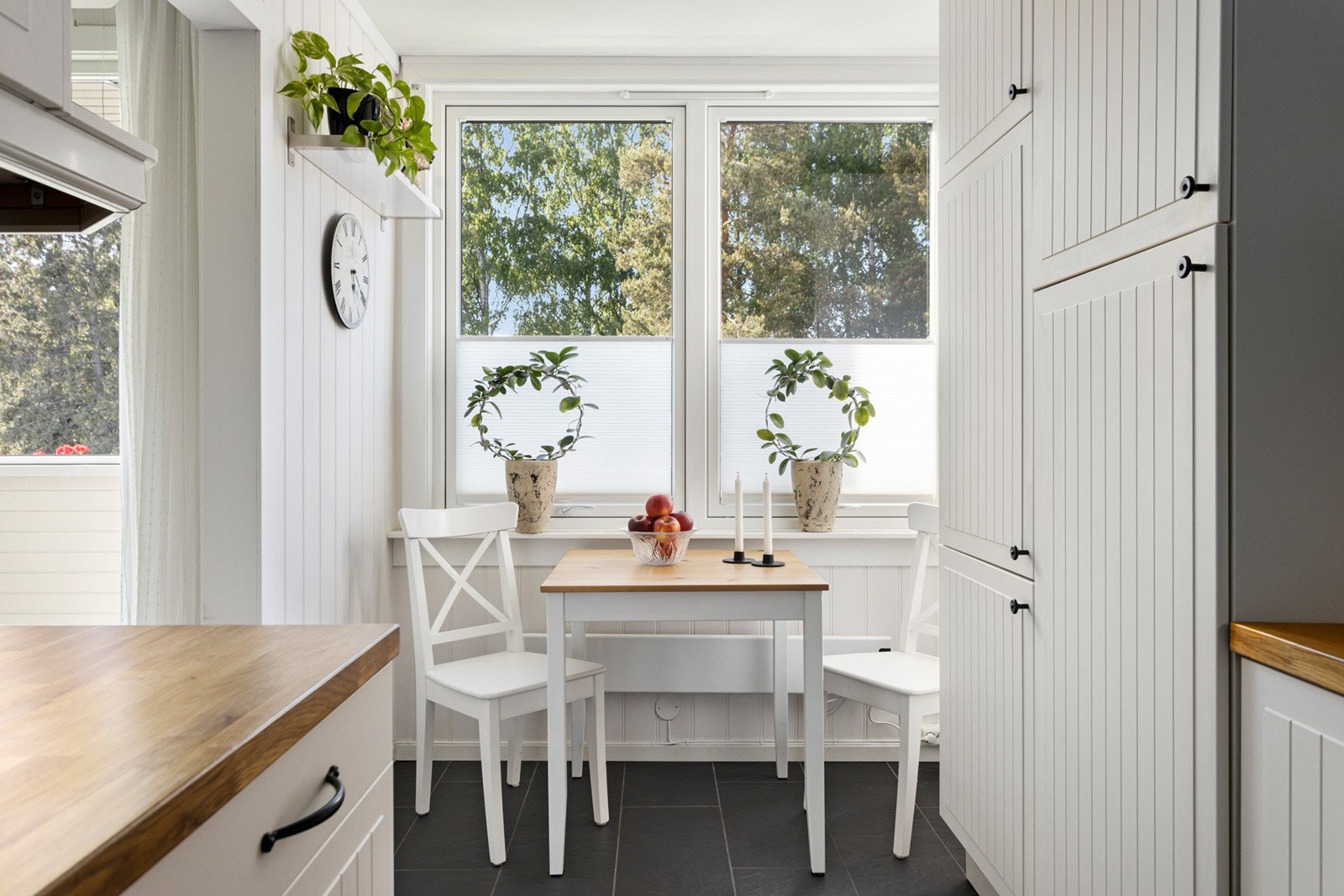 Vindu med regulerbar solskjerming. Galleribilde