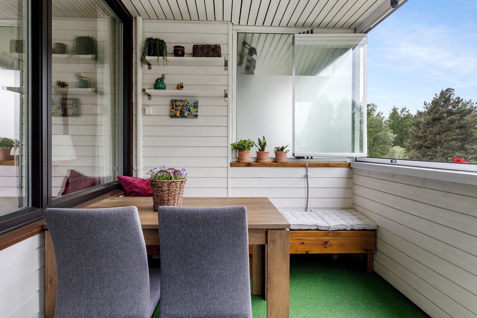 Trivelig balkong med plassbyggd sittebenk. Galleribilde
