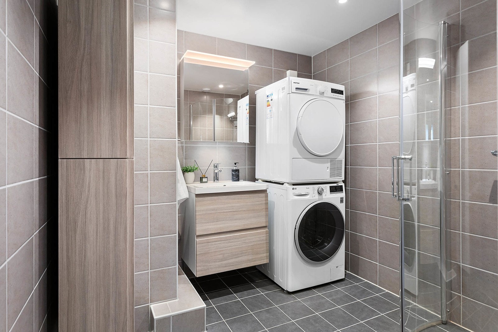 Delikat og flislagt baderom med gulvvarme og opplegg for vaskemaskin og tørketrommel. Badet ble totalrenovert i 2019. Galleribilde