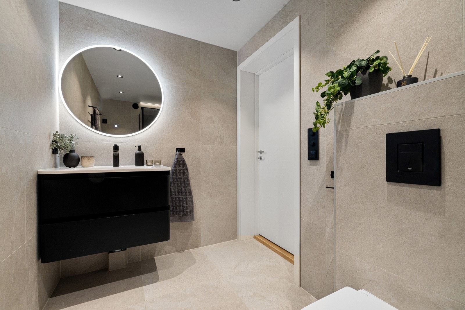 Veggspeil med integrert belysning. Galleribilde