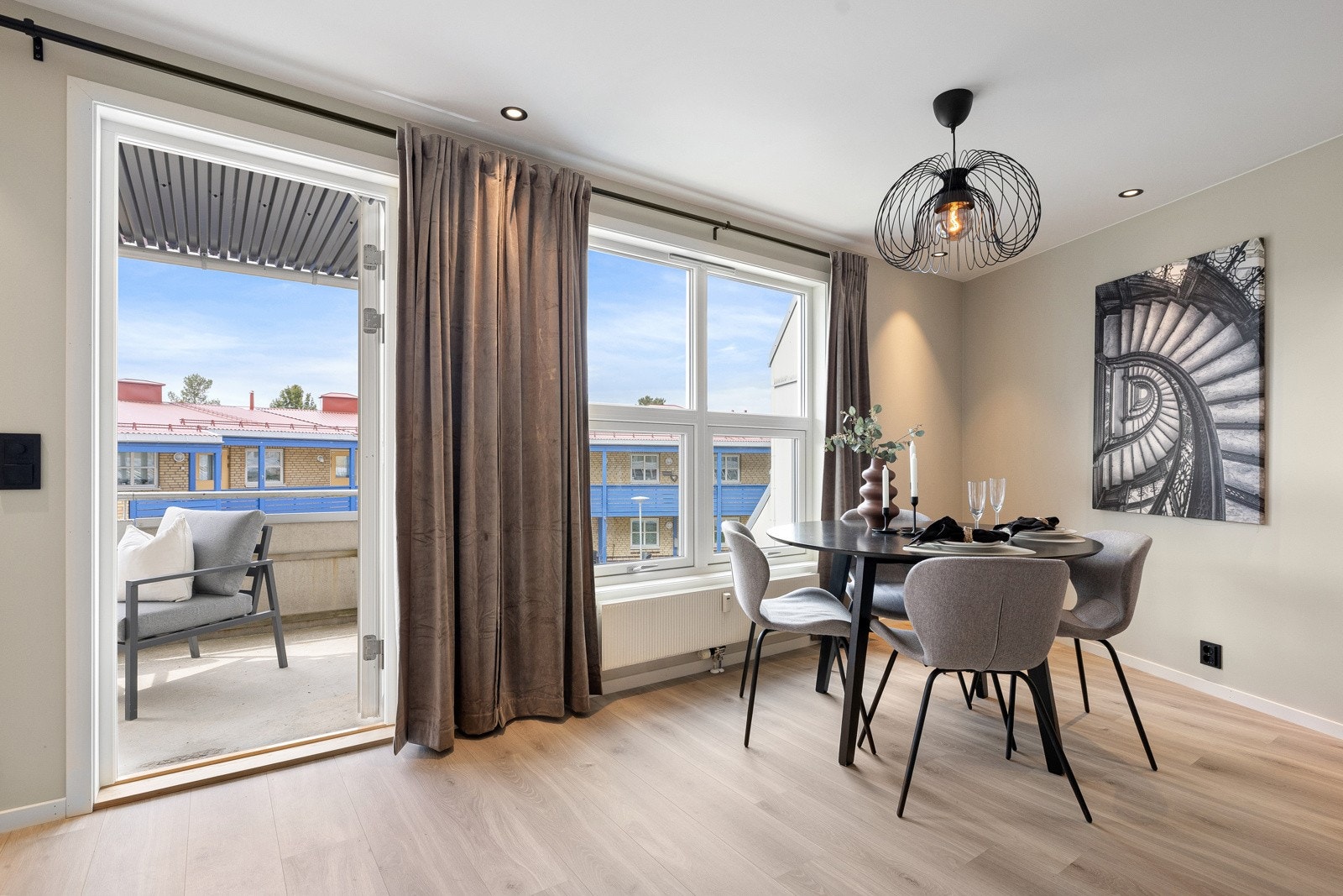 Store vindusflater slipper rikelig med naturlig lys inn og skaper en unik atmosfære. Galleribilde