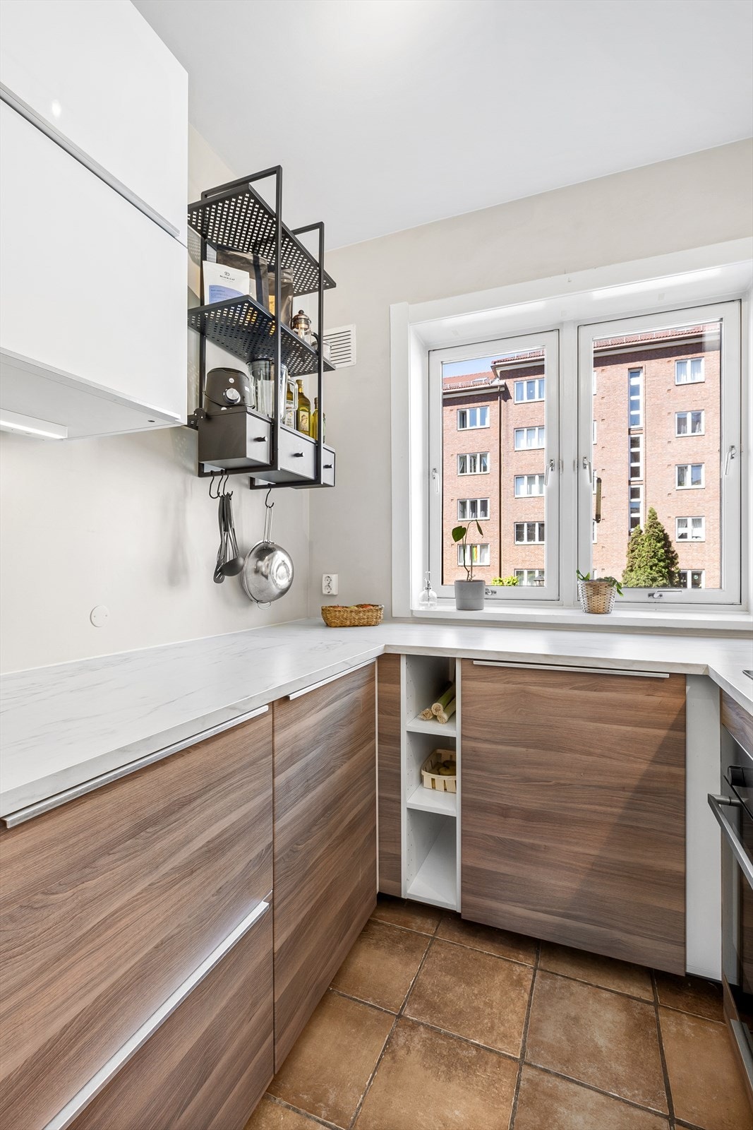Kjøkkenet har en god kombinasjon av skap- og benkeplass. Galleribilde