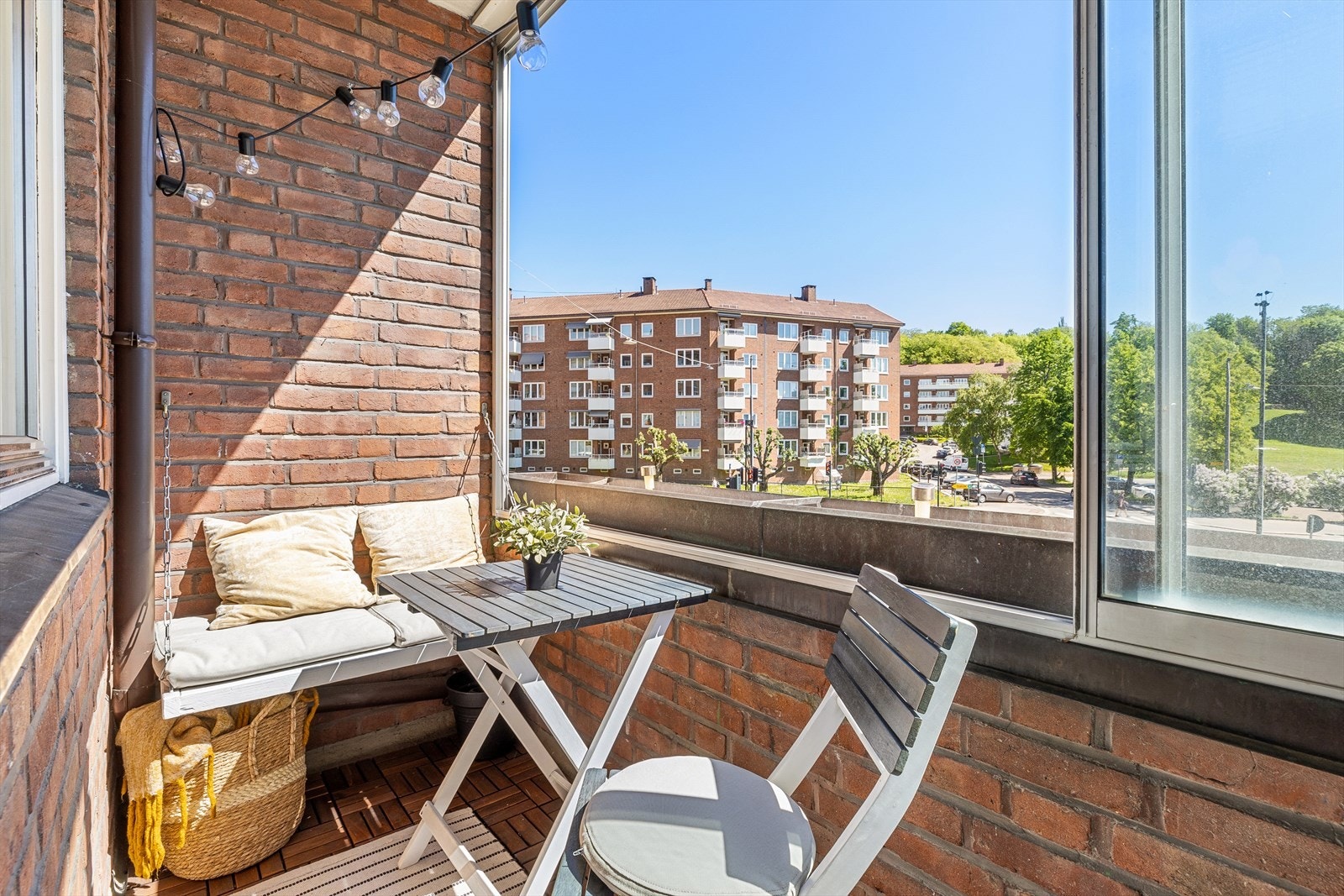 Fra stuen er det direkte utgang til en innglassert balkong. Galleribilde