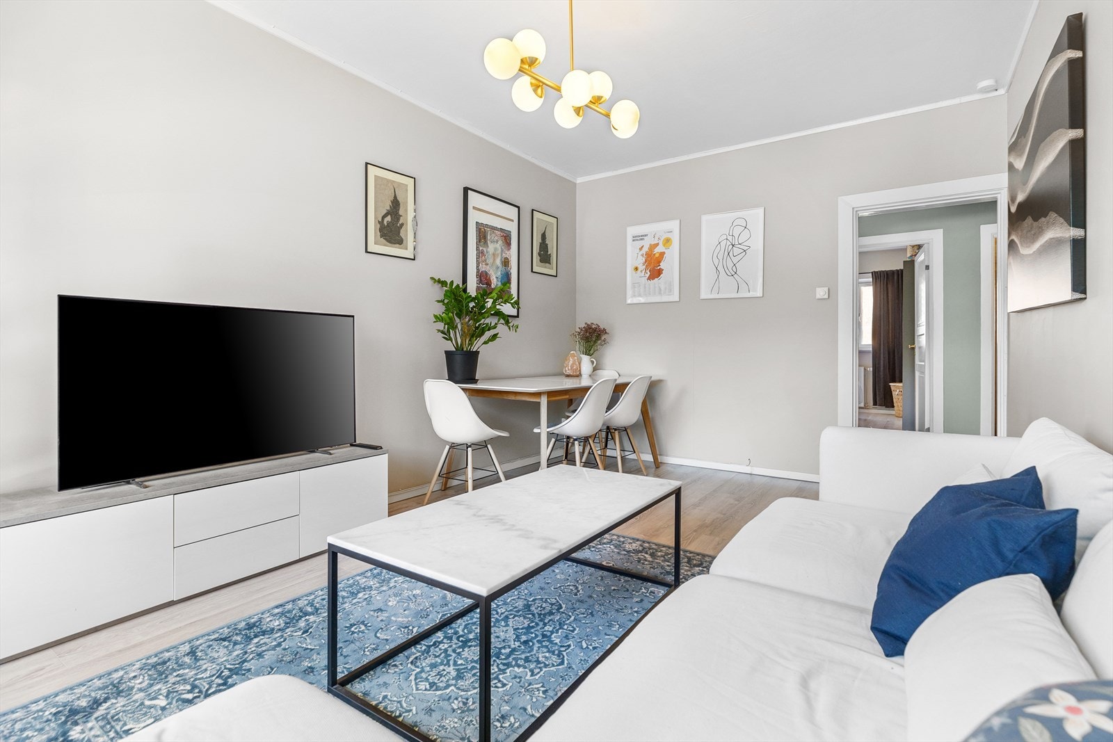 Det er også plass til et spisebord hvor du kan invitere familie og venner på et godt måltid. Galleribilde