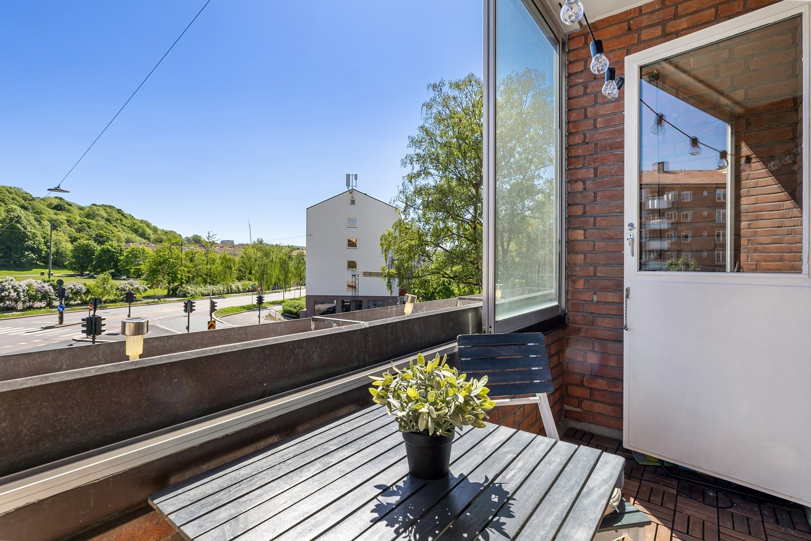 Du har plass til å sette ut en liten sittegruppe for å nyte morgensolen. Galleribilde