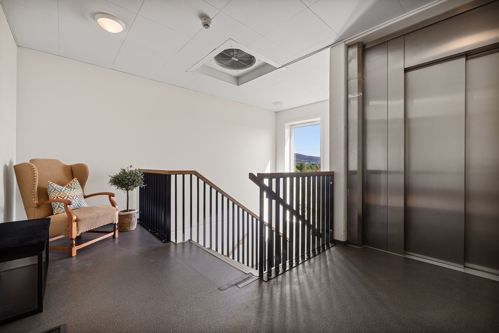 Leiligheten har adkomst via felles trappegang med heis og callinganlegg. Galleribilde