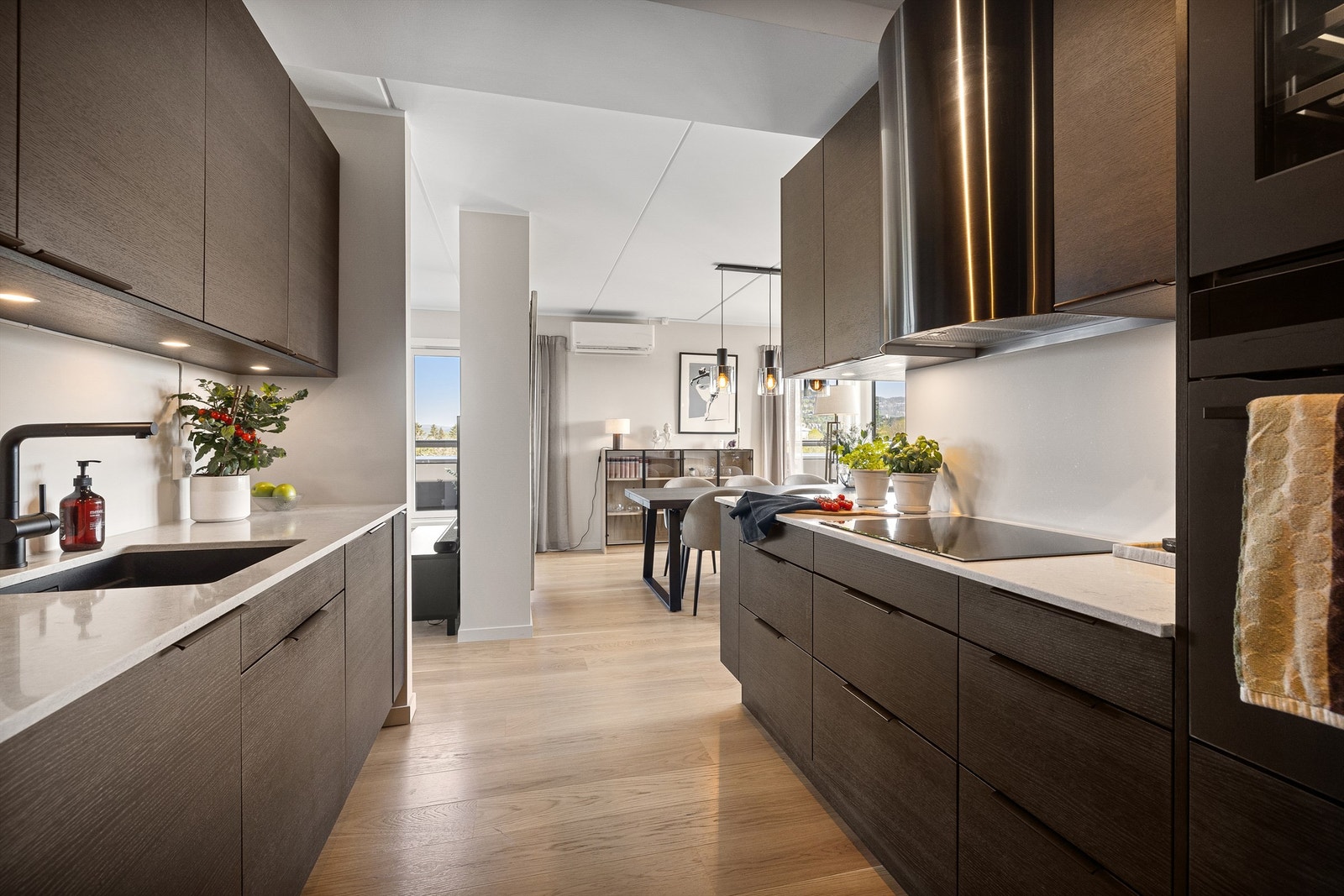 Kjøkkenfronter i tremønstret utførelse, og benkeplater av stenkompositt med underlimt oppvaskkum av komposittmateriale. Galleribilde