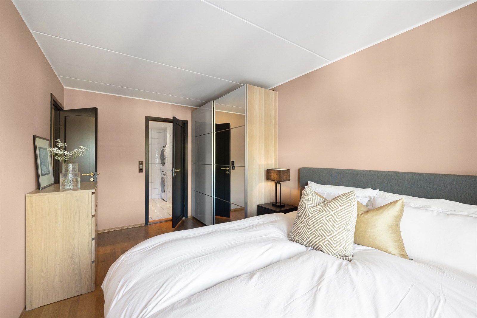 Romslig hovedsoverom med adkomst til en suite bad. Galleribilde