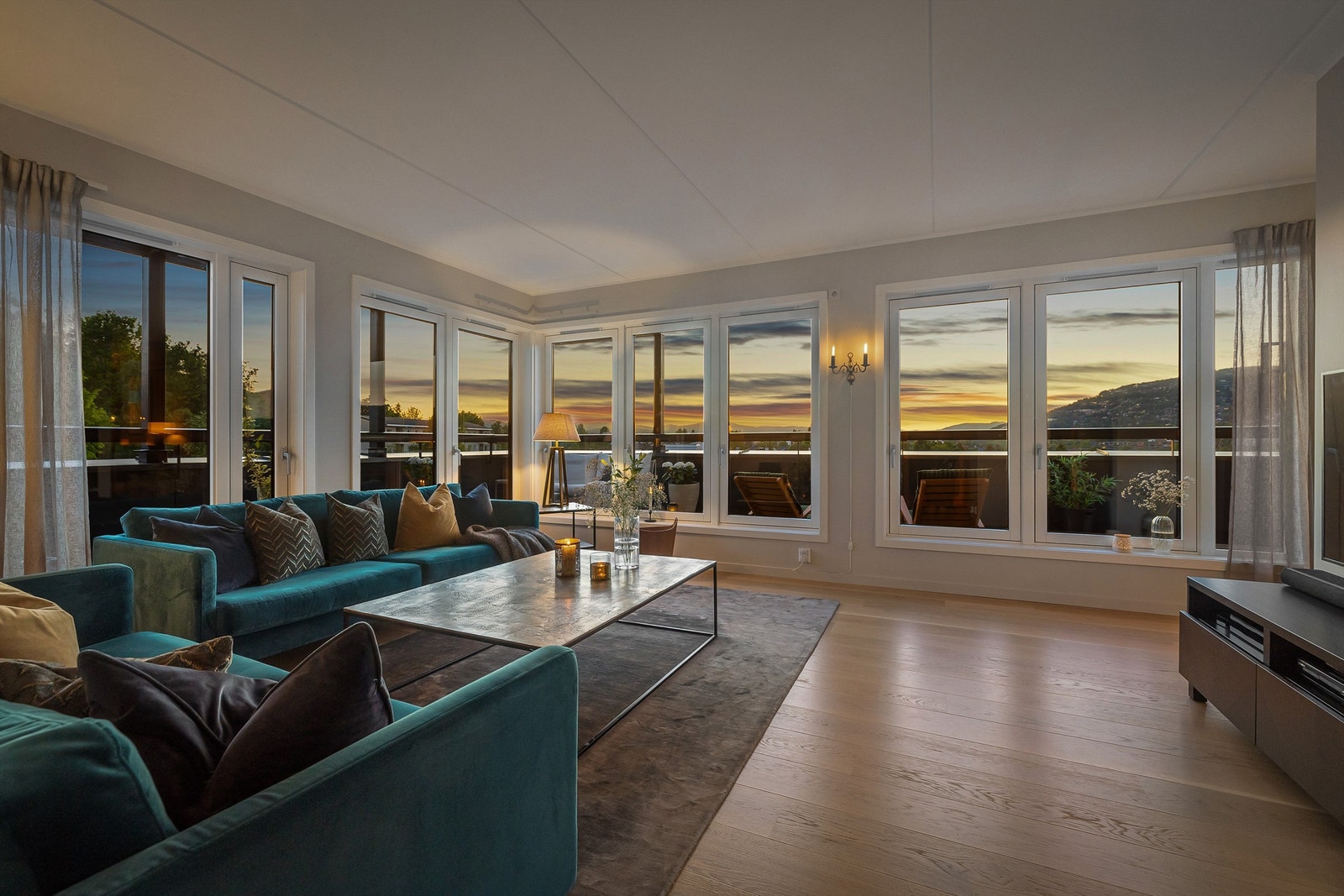 Fantastisk oppholdsrom med store vindusflater Galleribilde