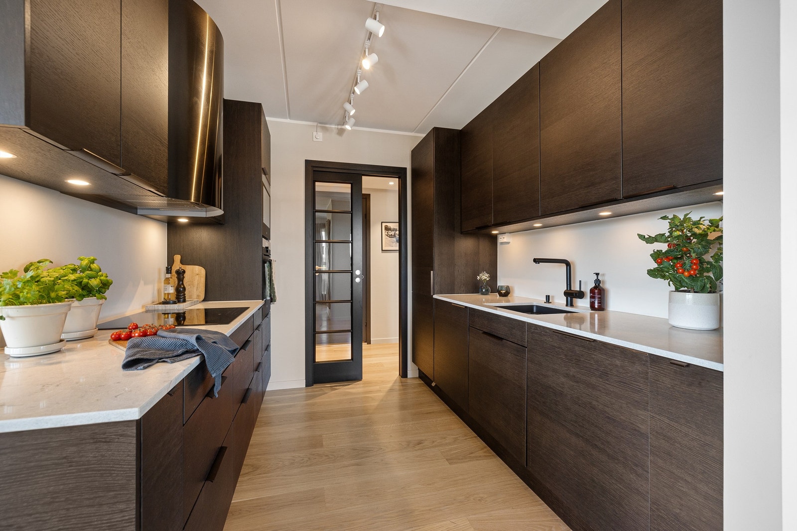 Sigdal kjøkkeninnredning fra 2022/2023 med integrerte hvitevarer, automatisk lekkasjestopper og komfyrvakt. Galleribilde