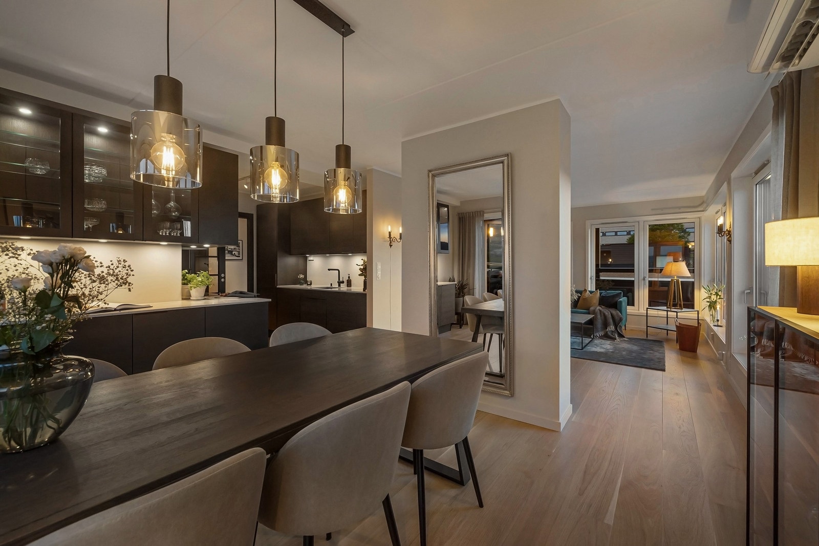 Plassbygd vitrineskap som forenkler serveringen for vertskapet Galleribilde